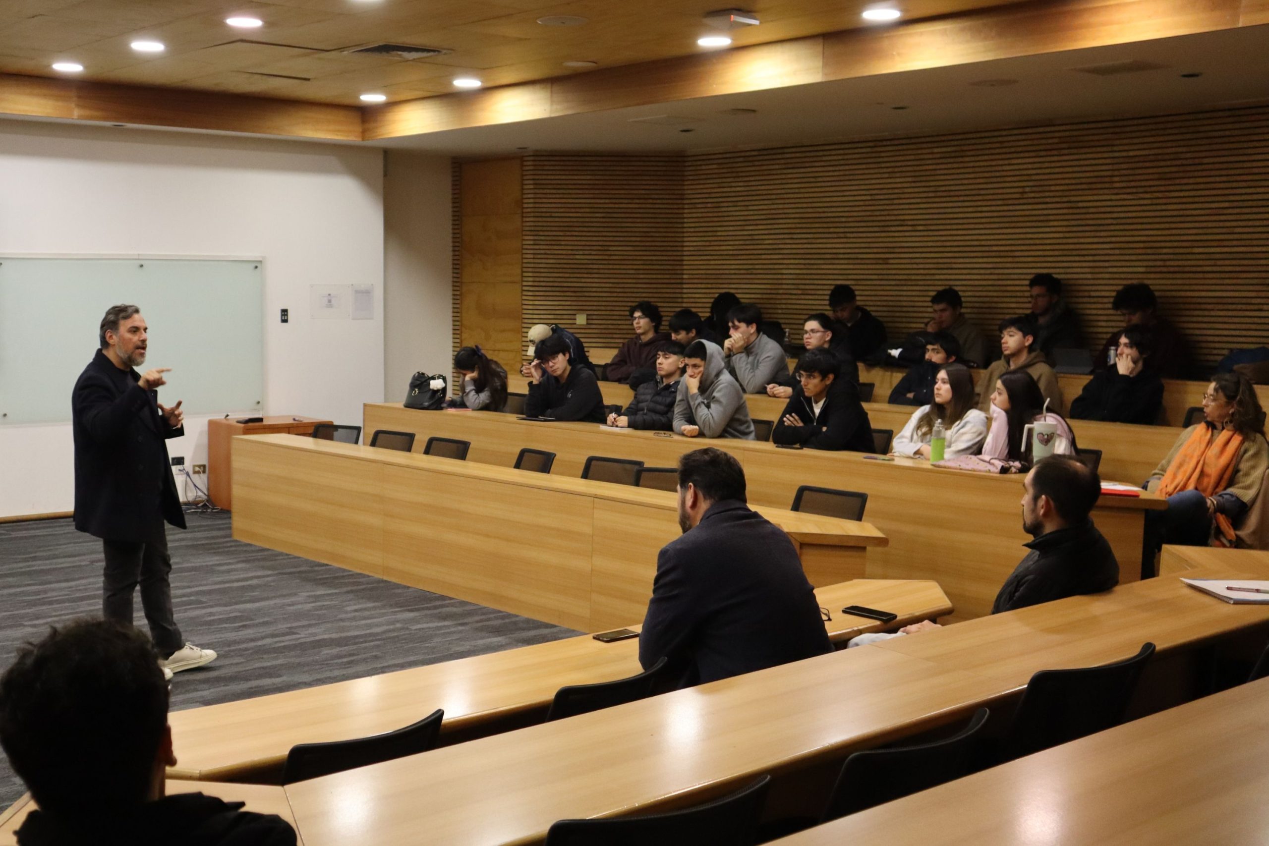 Analizan el escenario político actual de América Latina en conferencia realizada en Campus San Joaquín Analizan el escenario político actual de América Latina en conferencia realizada en Campus San Joaquín