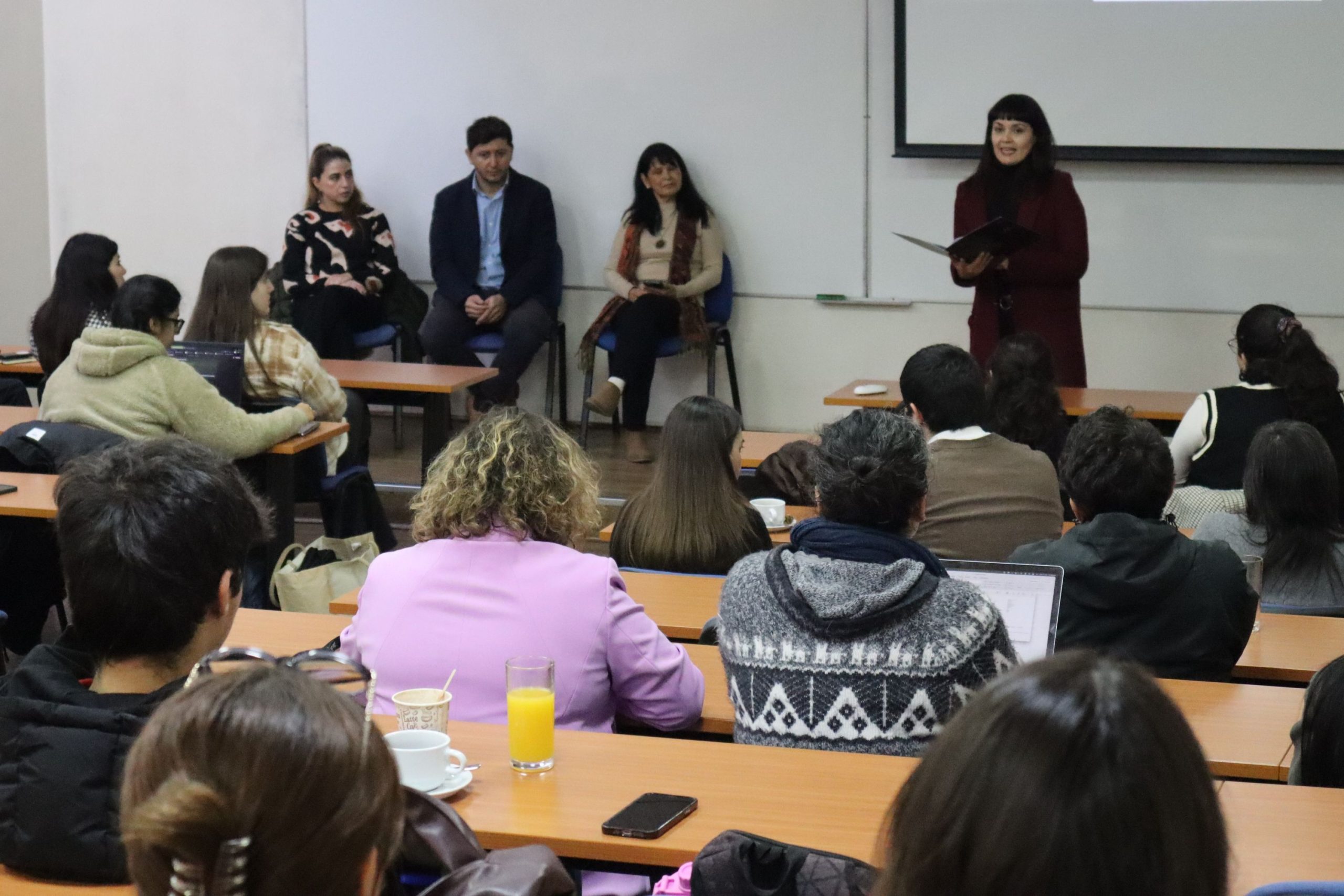 Expertos analizan los desafíos de la salud mental universitaria en seminario realizado en Campus San Joaquín Expertos analizan los desafíos de la salud mental universitaria en seminario realizado en Campus San Joaquín