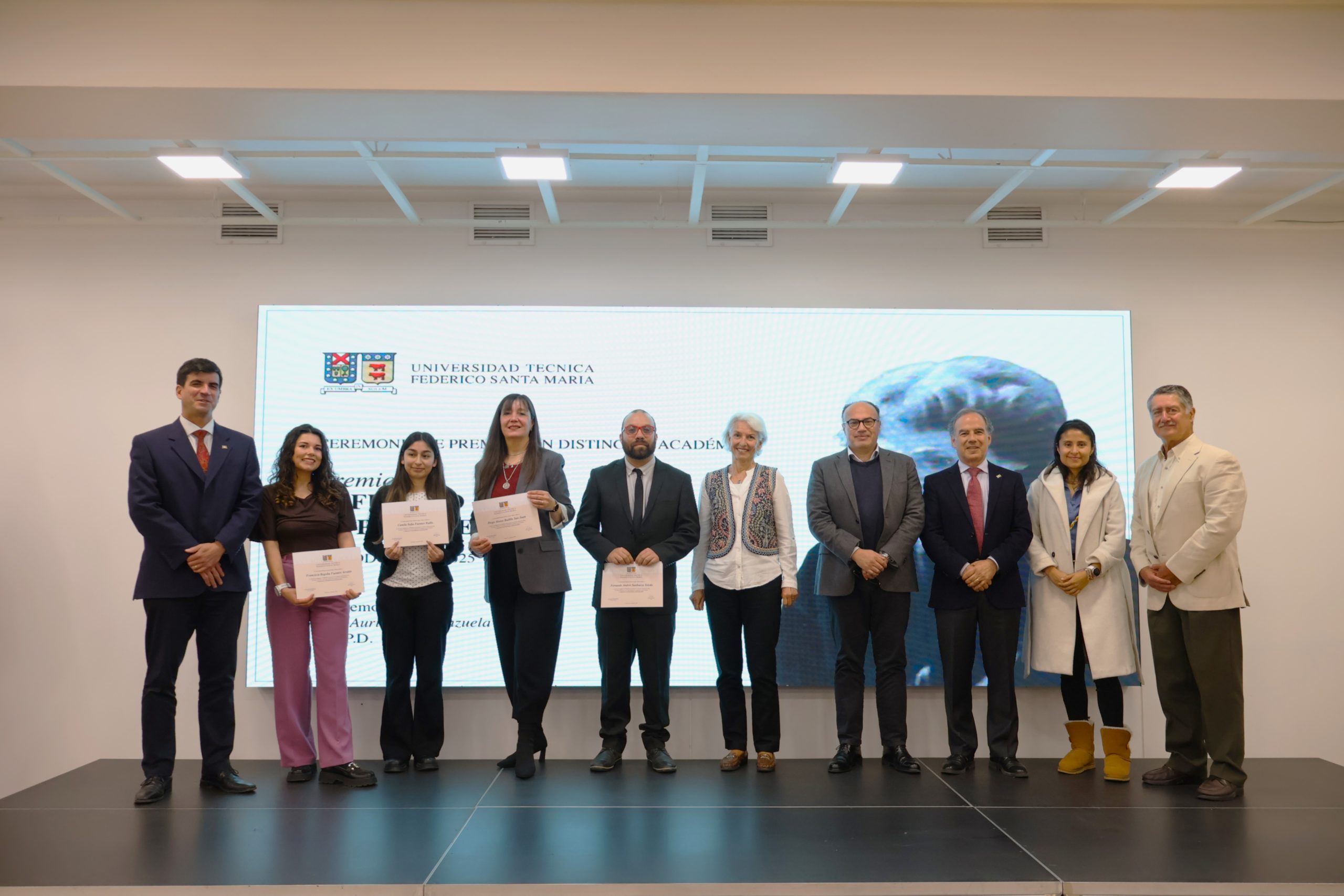 Ceremonia de premiación “Esfuerzo es progreso” reconoce a titulados y tituladas de la USM por su trayectoria académica Ceremonia de premiación “Esfuerzo es progreso” reconoce a titulados y tituladas de la USM por su trayectoria académica