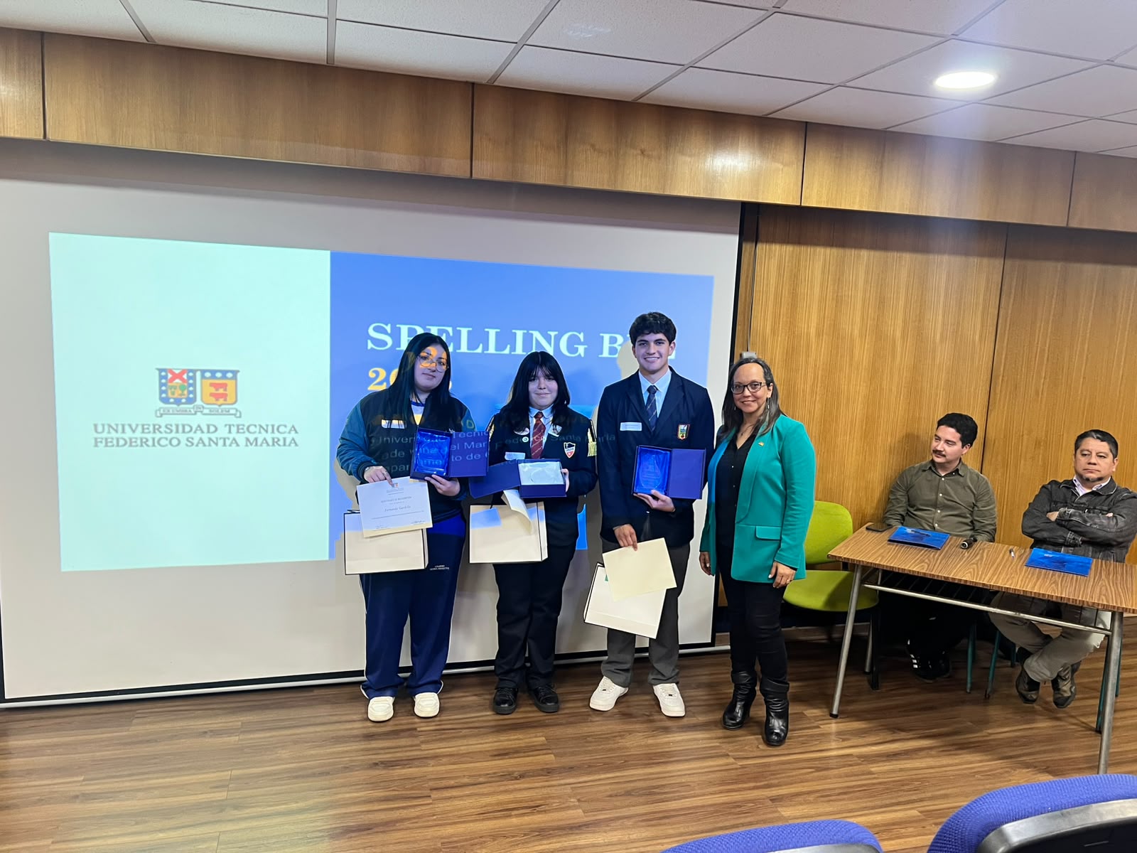 Estudiantes de enseñanza media participaron en torneo de deletreo en inglés en la Sede Viña del Mar Estudiantes de enseñanza media participaron en torneo de deletreo en inglés en la Sede Viña del Mar
